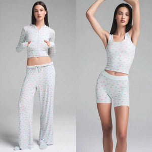 طقم Loungewear مريح بطبعة قلوب ملونة من القطن الناعم للراحة والاسترخاء بالمنزل