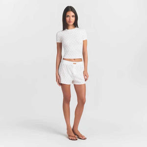 طقم Loungewear قطعتين باللون الأبيض المنقش ناعم ومريح للارتداء المنزلي