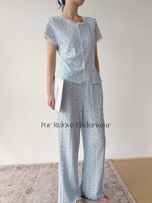 طقم Loungewear قطعتين بنقشة زهور زرقاء ناعمة للراحة والأناقة المنزلية