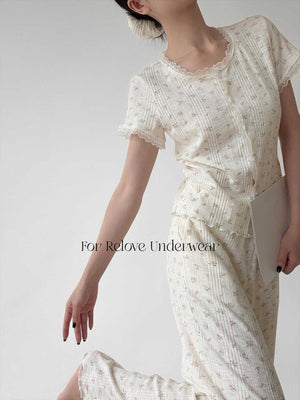 طقم loungewear منزلي بنقشة زهور رقيقة وتفاصيل دانتيل أنثوي فاخر