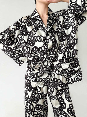 طقم Loungewear ساتان قطعتين أبيض وأسود بنقشة سلاسل ناعمة ومريحة للمنزل