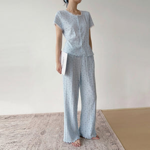 Two-piece floral pajama set for sleep and lounging at home