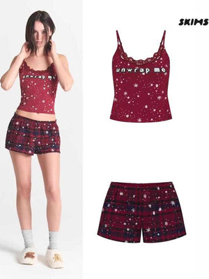 طقم Loungewear قطعتين باللون الأحمر الخمري مزين بنقشة الثلج والضفائر الدانتيل الناعم لراحة وأناقة داخل المنزل