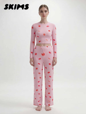 طقم loungewear منزلي وردي بنقشة الشفاه للراحة والاسترخاء في المنزل