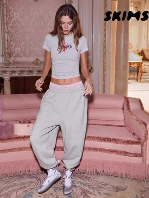 تيشيرت Loungewear قطني مريح بطبعات ناعمة بتصميم عصري وأكمام قصيرة
