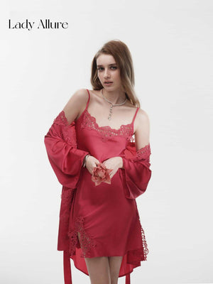 طقم Loungewear ستان قطعتين قميص نوم وروب بتفاصيل دانتيل ناعم للراحة والأناقة المنزلية