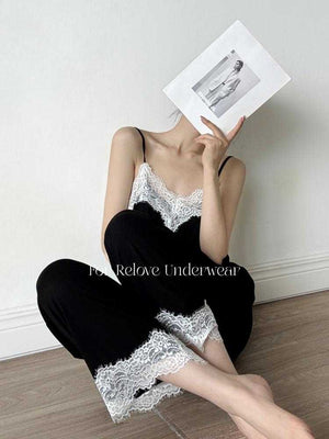 طقم Loungewear قطعتين مريح مزين بالدانتيل لأجواء استرخاء وأناقة منزلية