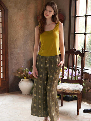 طقم Loungewear مريح بتوب أصفر خردلي وبنطلون واسع بنقوش زهرية للراحة المنزلية والأناقة اليومية