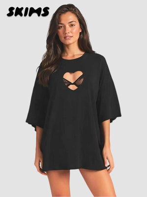 تيشيرت Loungewear فضفاض بلون هادئ وتصميم قلب مفرغ أنيق للراحة المنزلية