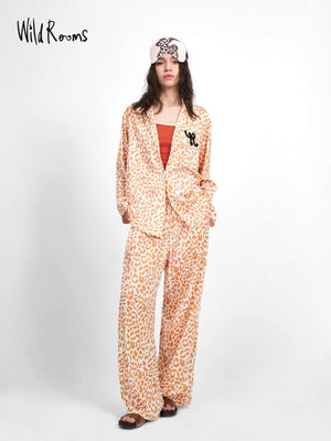 طقم WildRooms Leopard بيجامة بنقشة الفهد الفاخرة نسيج مسامي مريح تصميم أنيق للاسترخاء