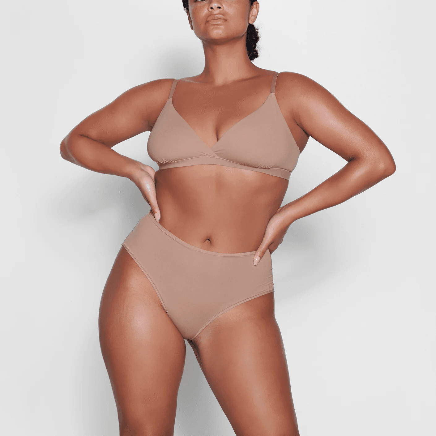 Bras ناعمة بدون أسلاك بتصميم مثلث مريح باللون اللحمي