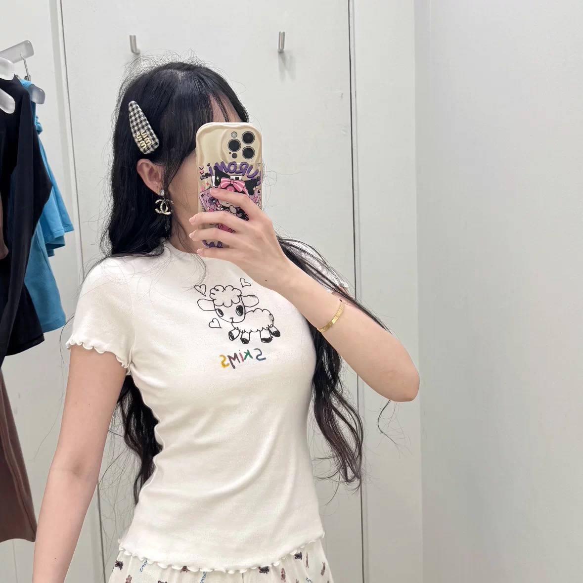 تيشيرت Loungewear مضلع بطبعة خروف لطيفة باللون الكريمي