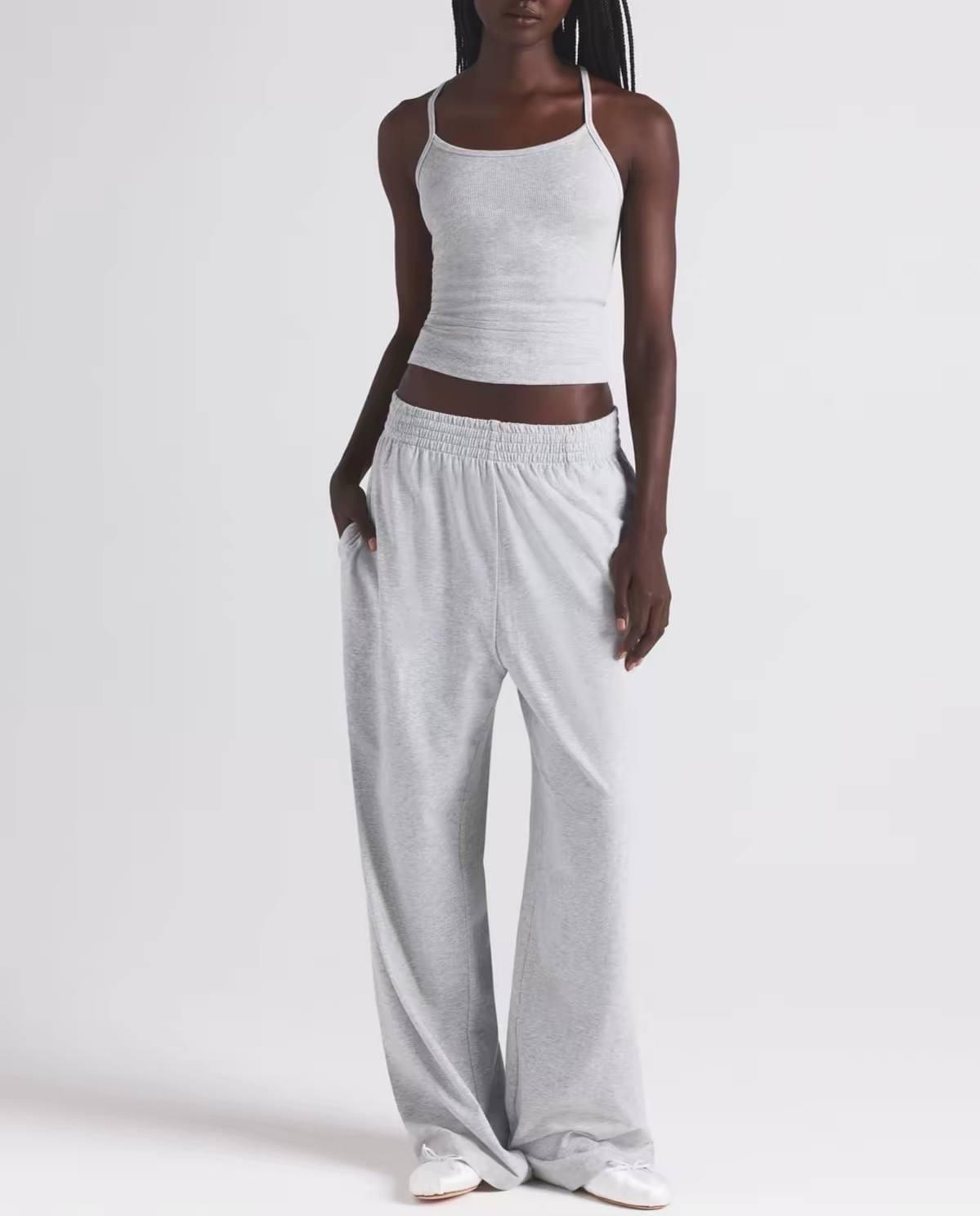 طقم Loungewear قطعتين ببنطال واسع وتوب مريح ناعم