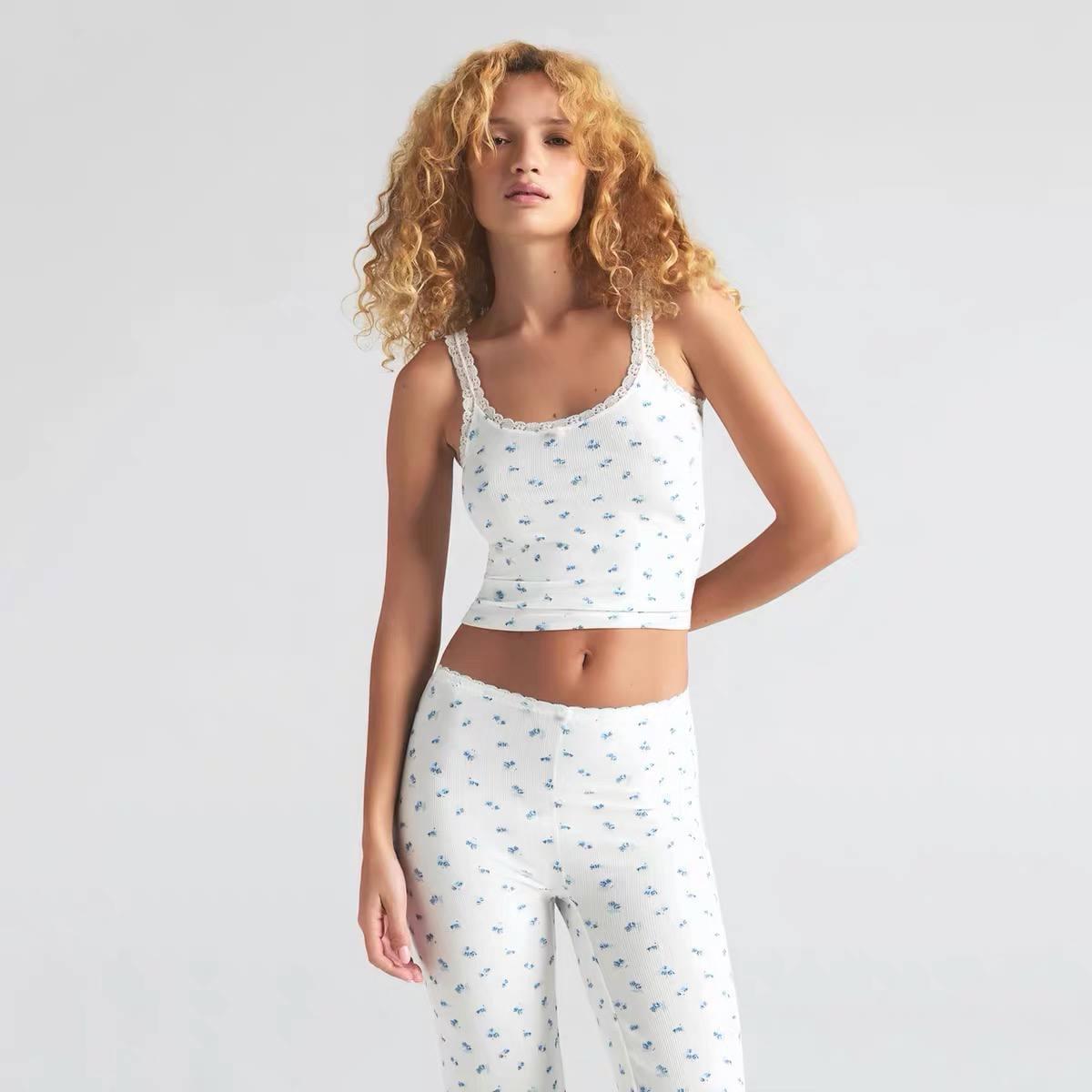 طقم Loungewear قطني مريح بنقشة زهور ناعمة وتفاصيل دانتيل