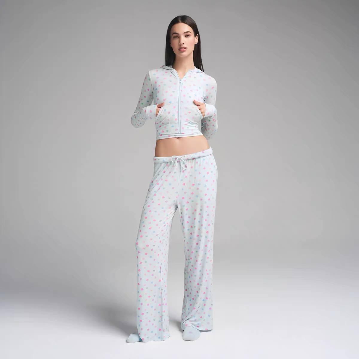 طقم Loungewear مريح بطبعة قلوب ملونة