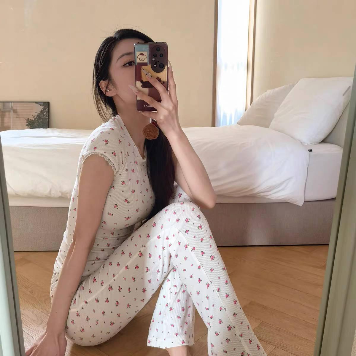 طقم Loungewear مضلع قطعتين بنقشة الورود والدانتيل