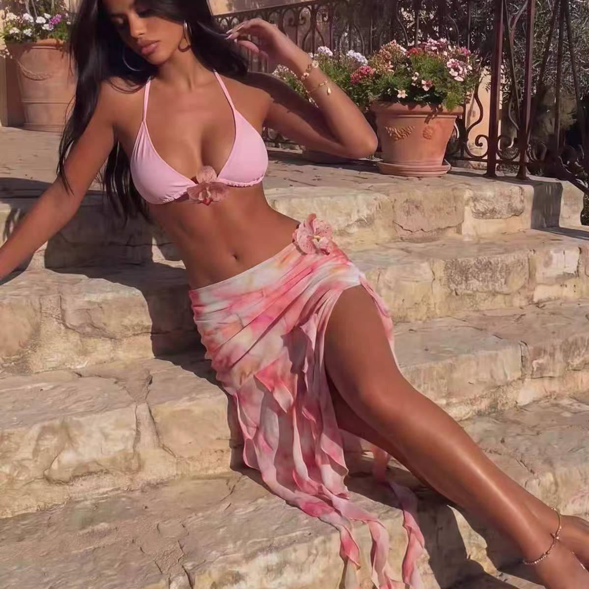 طقم Swimwear وردي ثلاث قطع مزين بزهرة الأوركيد
