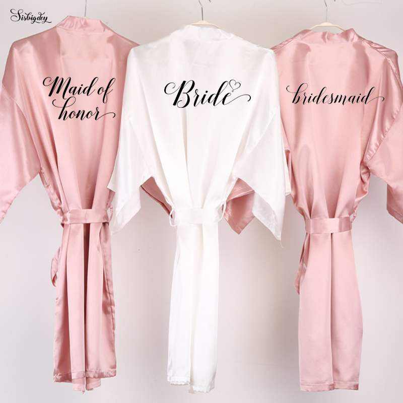 روب زفاف 2024 حريري ناعم بألوان أبيض وزهري مع كتابات بالإنجليزية مثل Bride وMaid of honor وBridesmaid