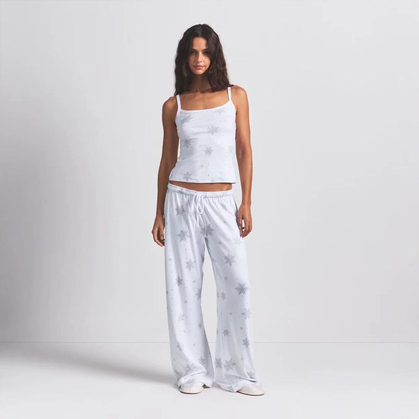 طقم Loungewear ناعم بنقشة ندف الثلج اللامعة باللون الأبيض