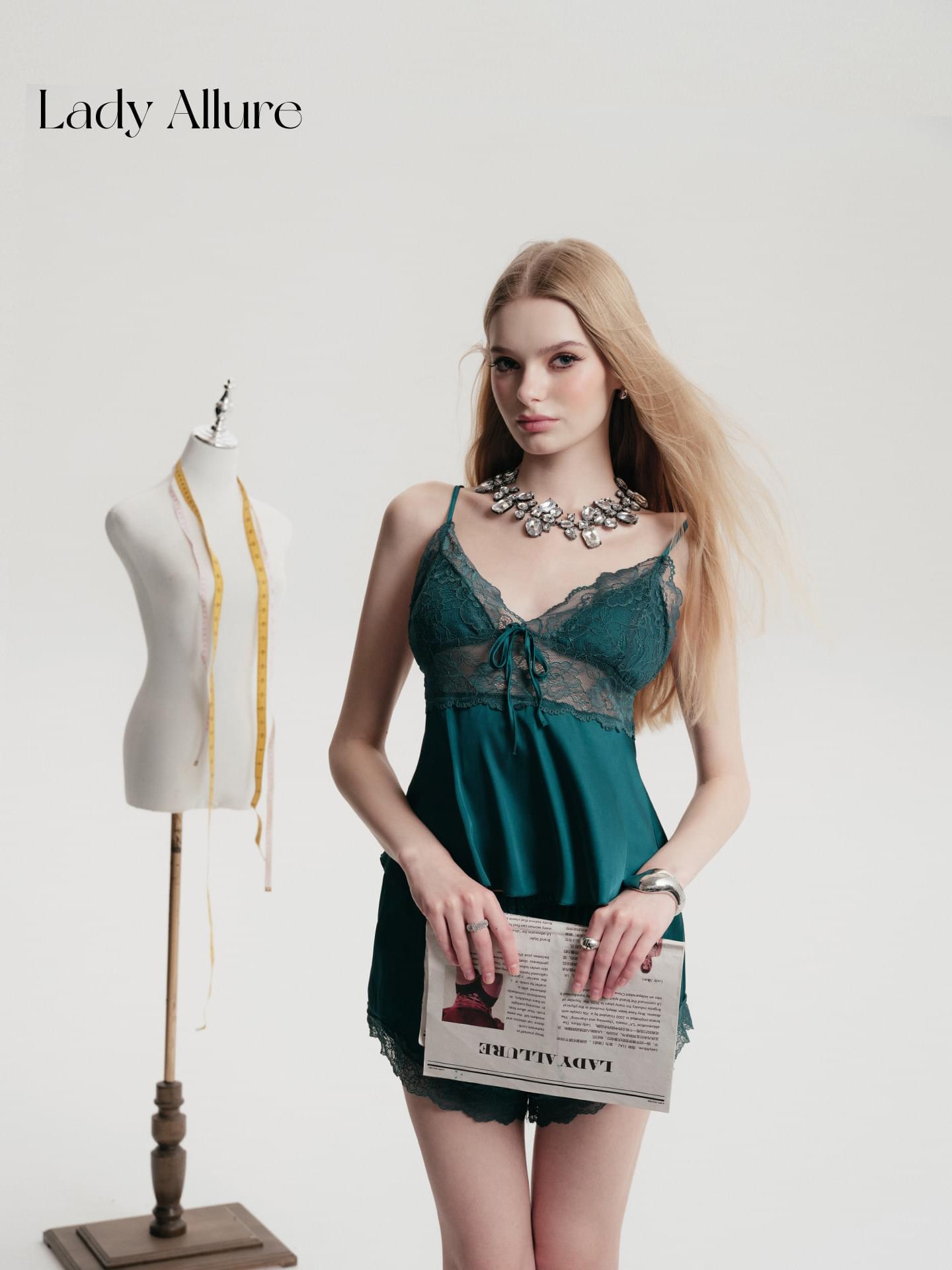 طقم Loungewear ساتان ناعم من قطعتين مزين بالدانتيل