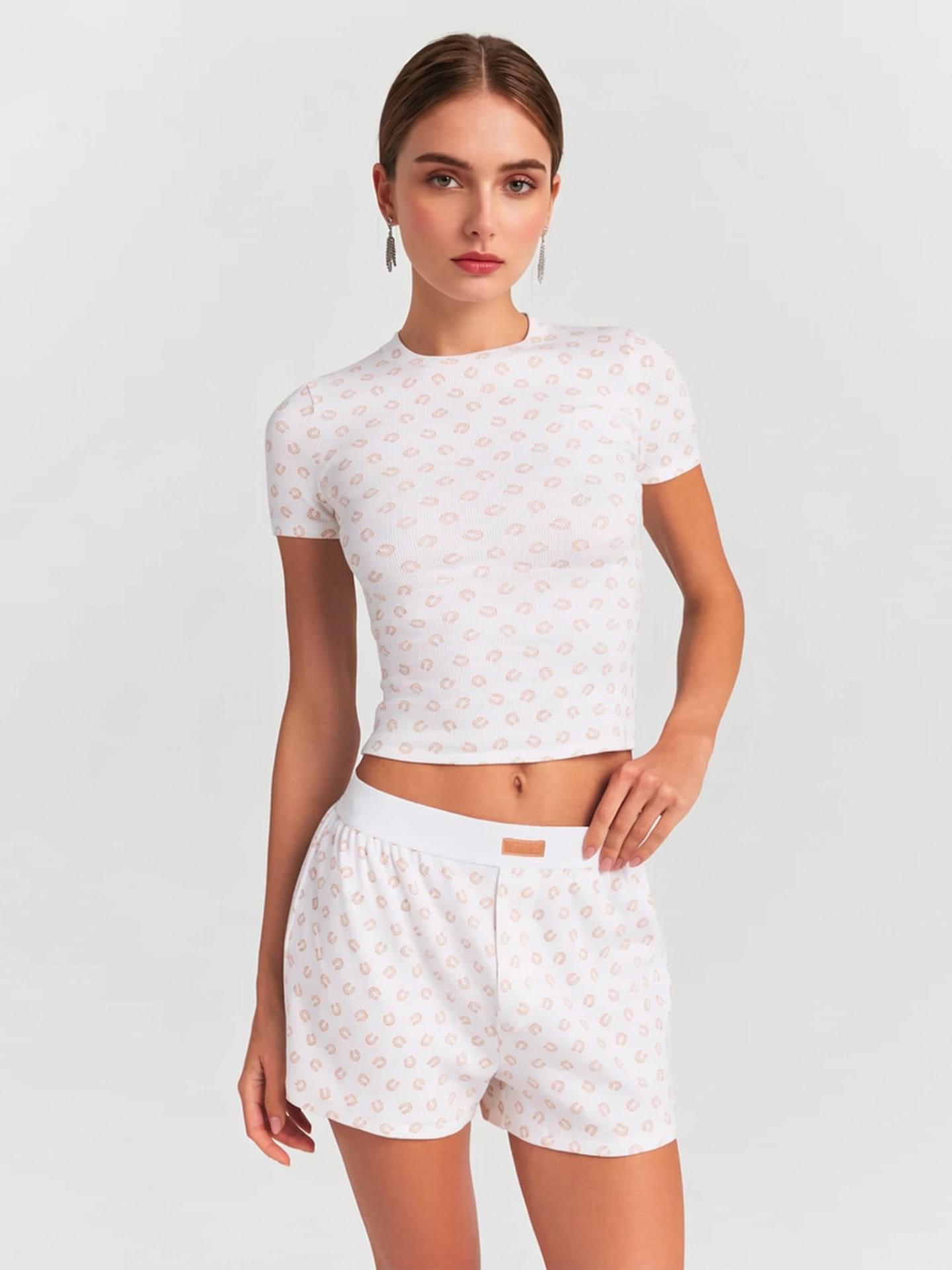 طقم Loungewear قطني مريح قطعتين تيشرت وشورت أبيض منقوش