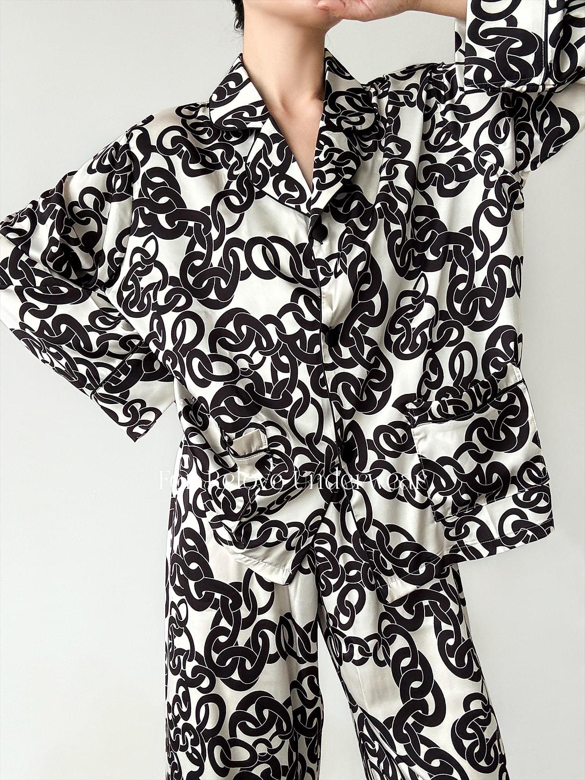 طقم Loungewear ساتان قطعتين بنقشة سلاسل أبيض وأسود