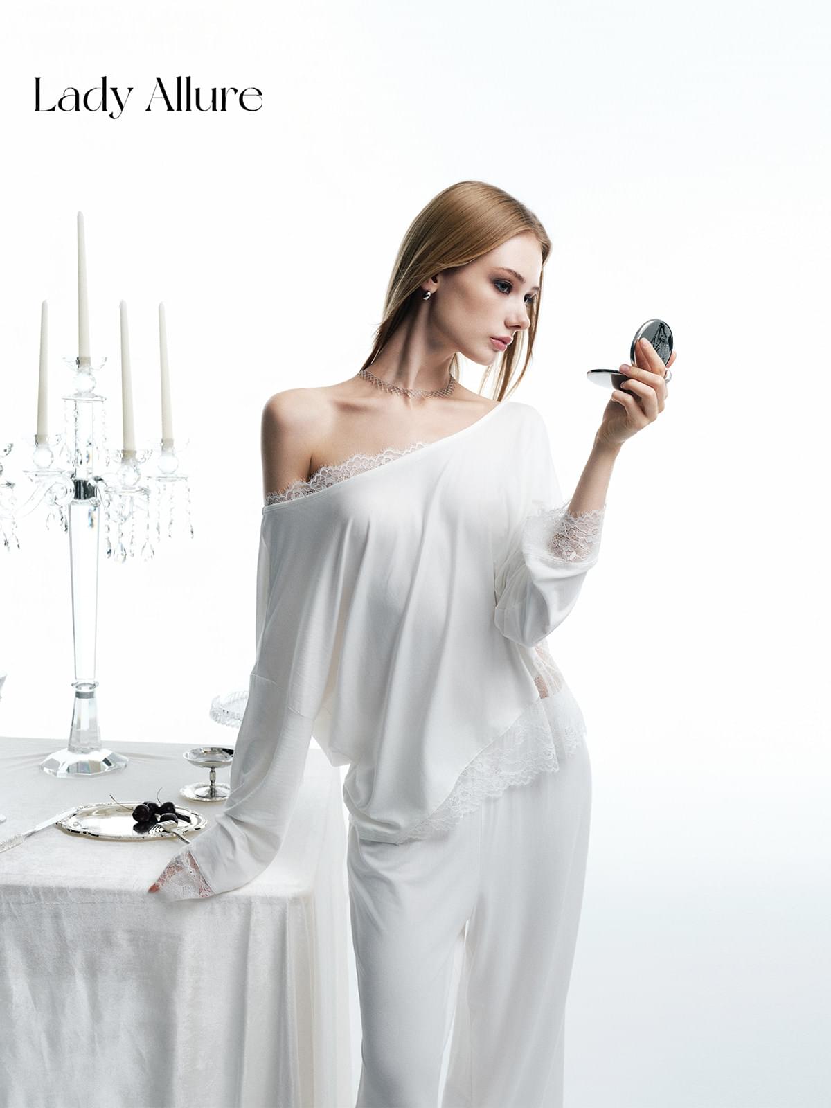 طقم Loungewear أبيض بتفاصيل دانتيل ناعمة وأكتاف مكشوفة