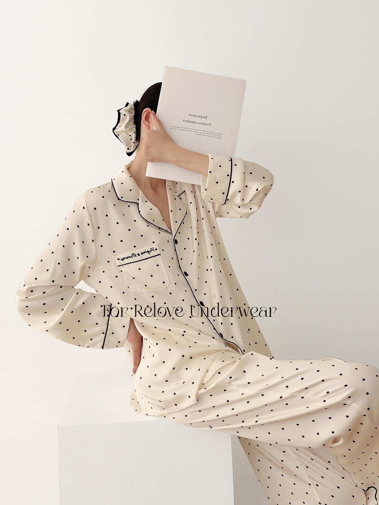 طقم Loungewear حريري منقط بلون كريمي أنيق
