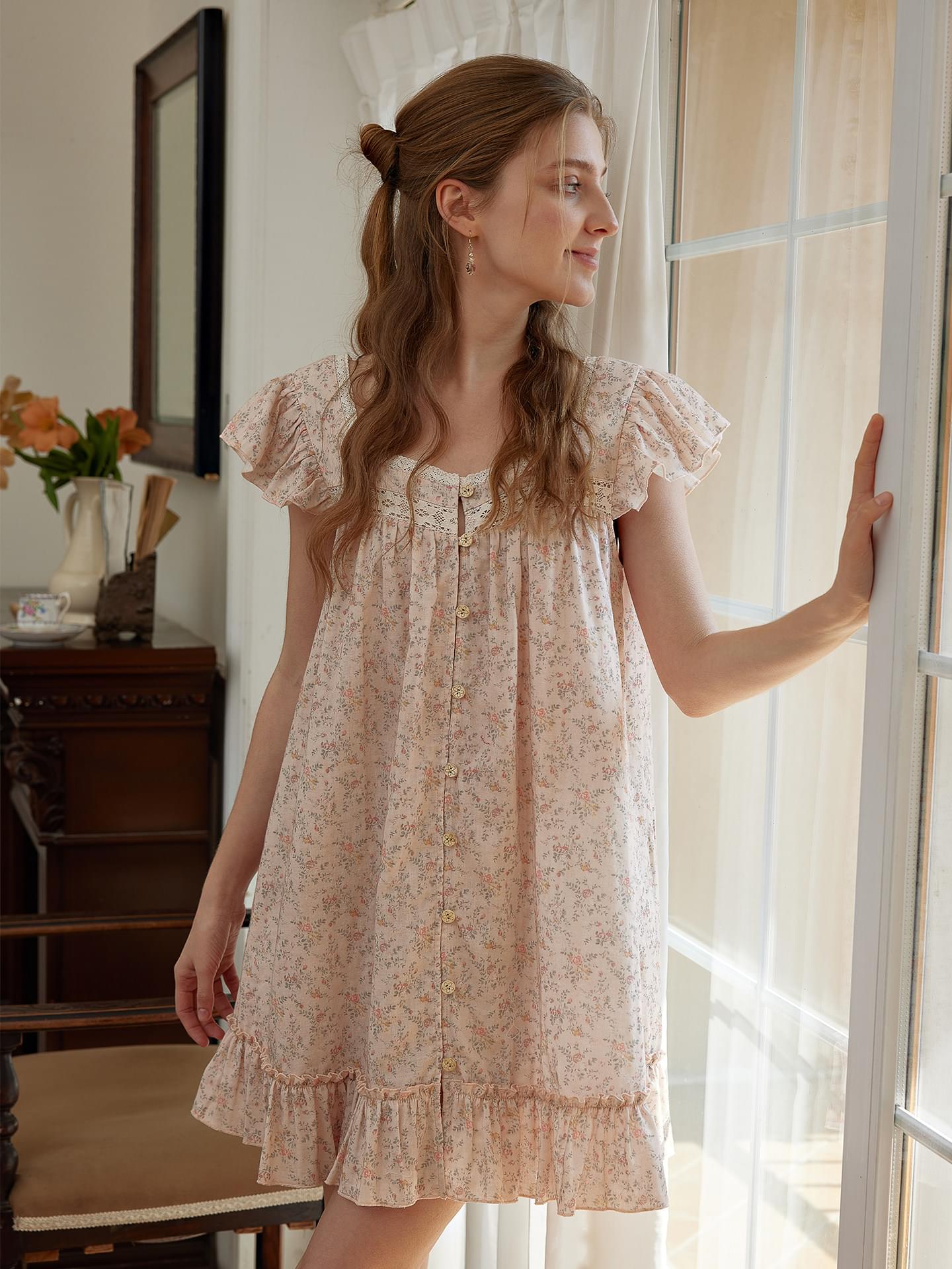 فستان Loungewear ناعم بنقشة زهور وتفاصيل دانتيل