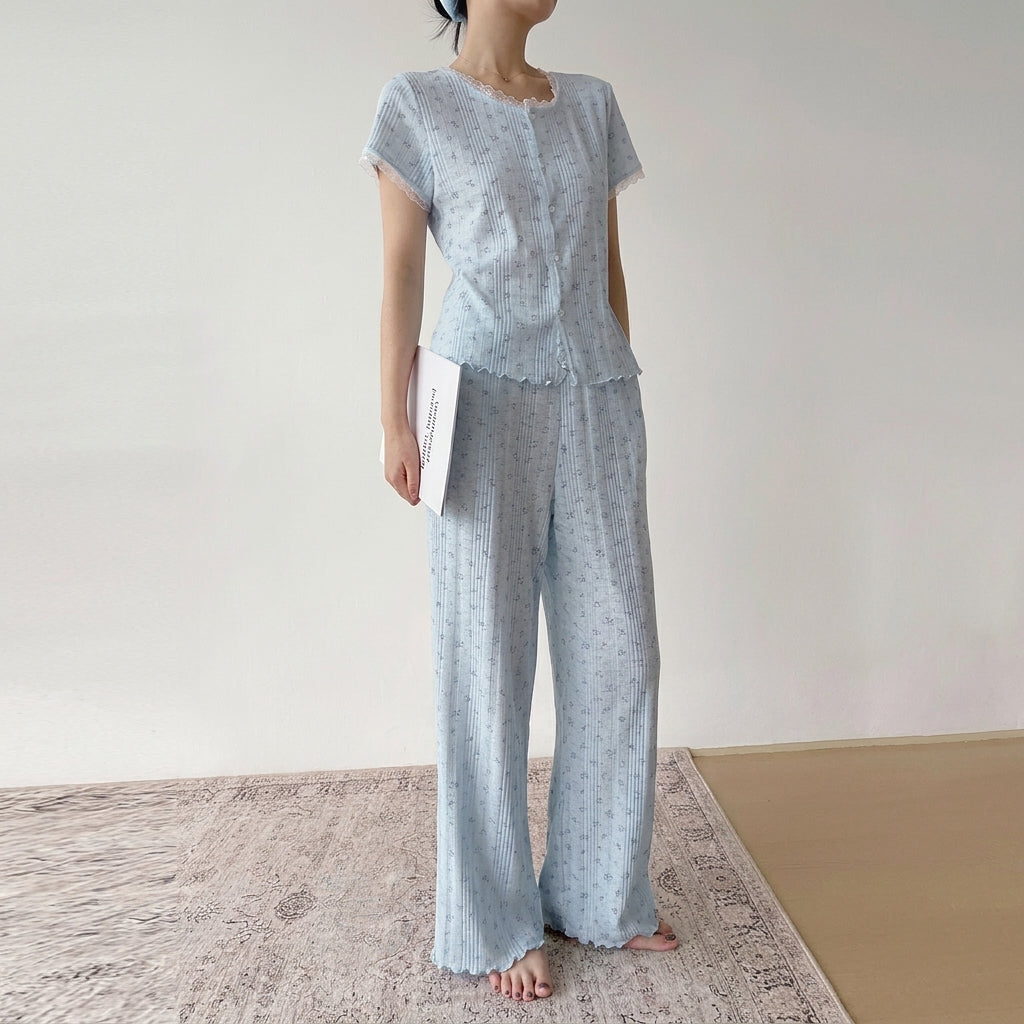 Two-piece floral pajama set for sleep and lounging at home