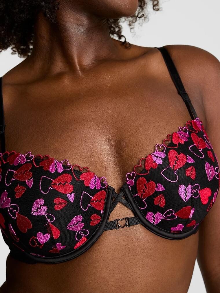 Bras مطرزة بنقوش القلوب الرومانسية لإطلالة أنثوية ساحرة