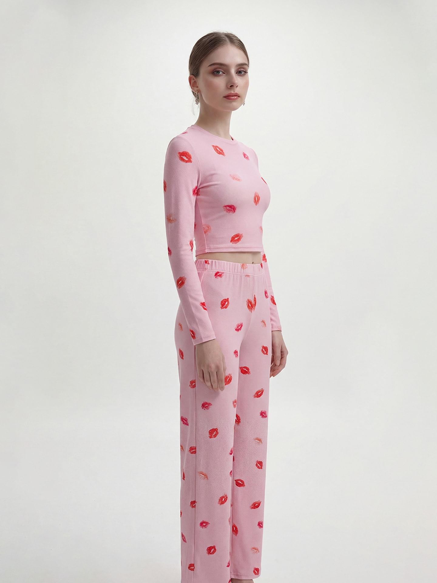 طقم Loungewear وردي ناعم بطبعة الشفاه للمنزل