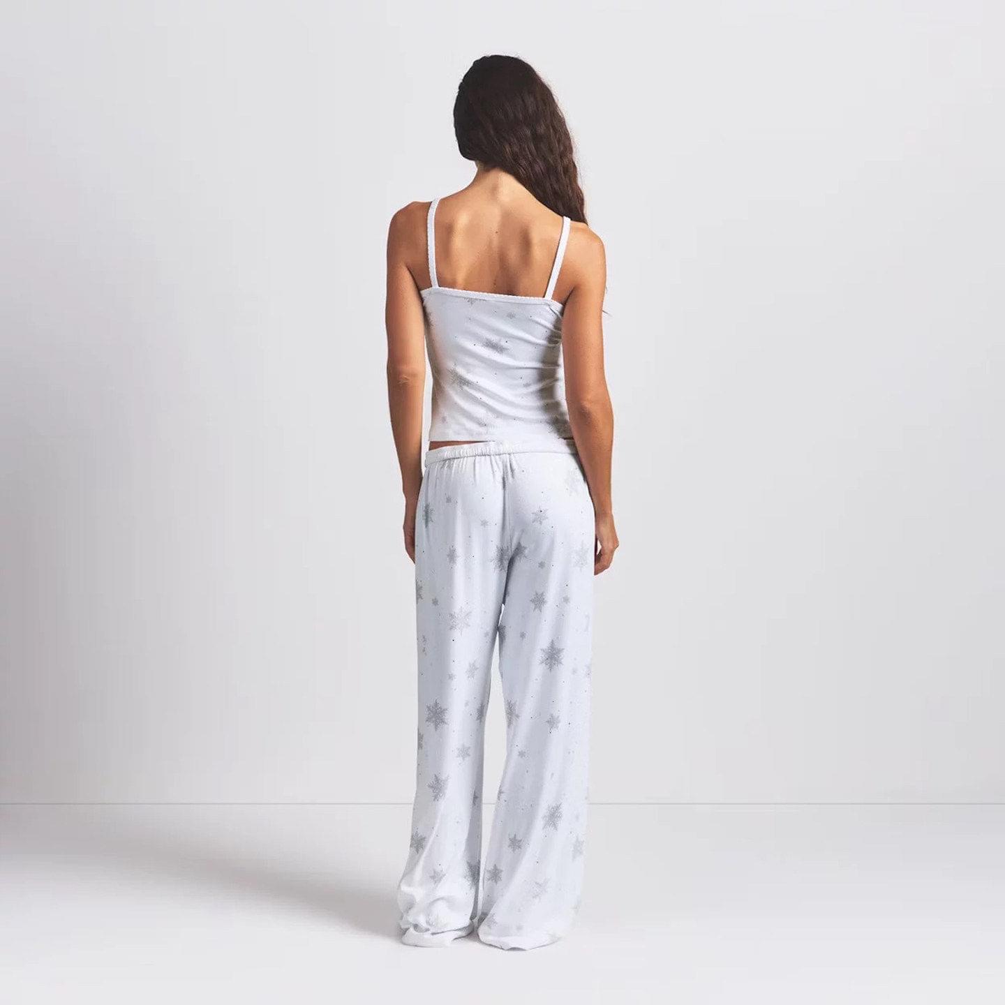 طقم Loungewear ناعم بنقشة ندف الثلج اللامعة باللون الأبيض