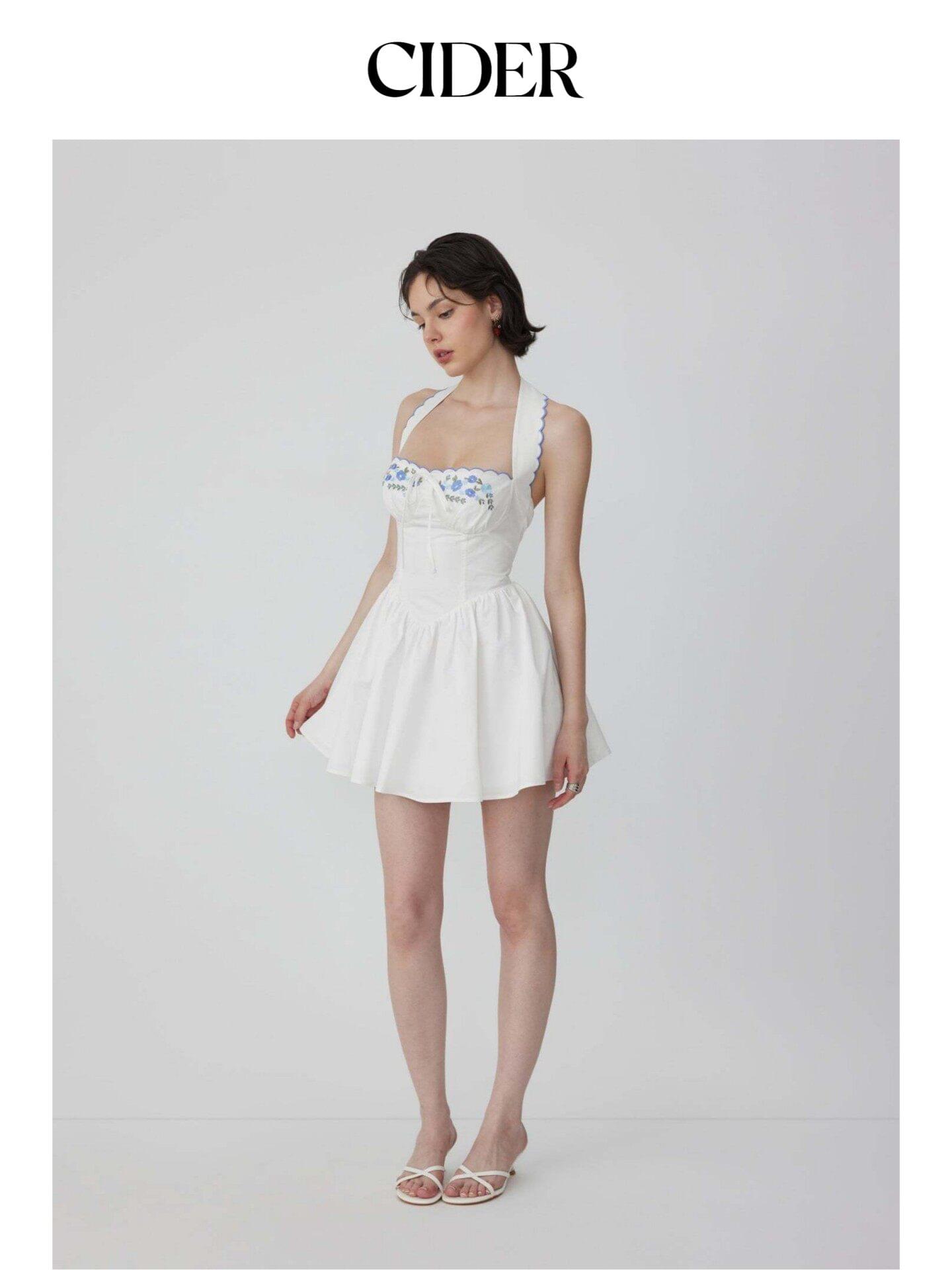 فستان سايدر مطرز CIDER Floral Embroidered Mini Dress | فستان ميني أبيض بياقة هالتر وتطريز ورود زرقاء مع كورسيه ينحت الخصر ✨💙