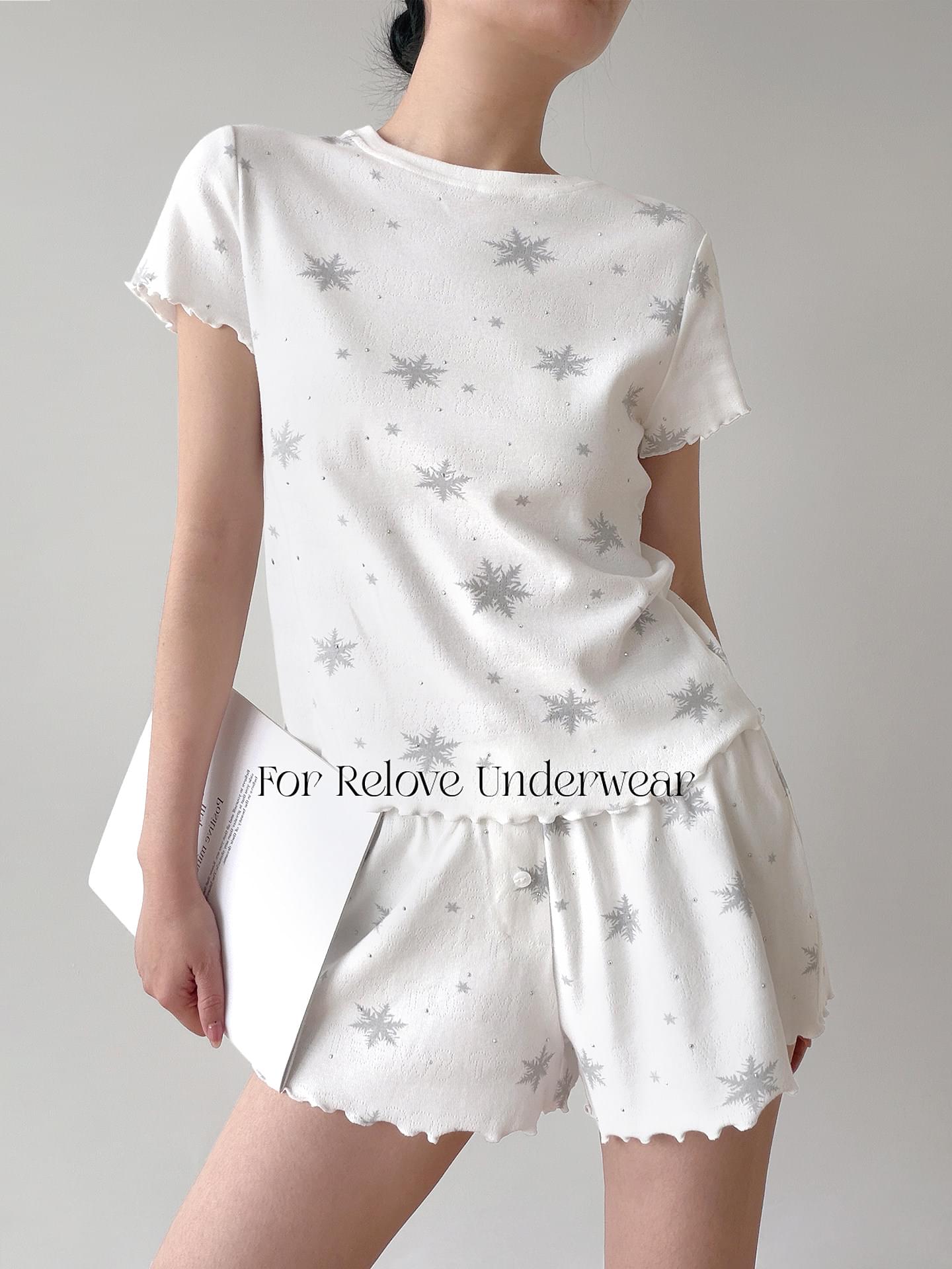 طقم Loungewear قطعتين أبيض بنقشة ندف الثلج الفضية