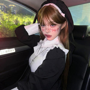 Adult female halloween costumes nun cosplay outfit in black and white fabric with lace collar and cross necklace accessory