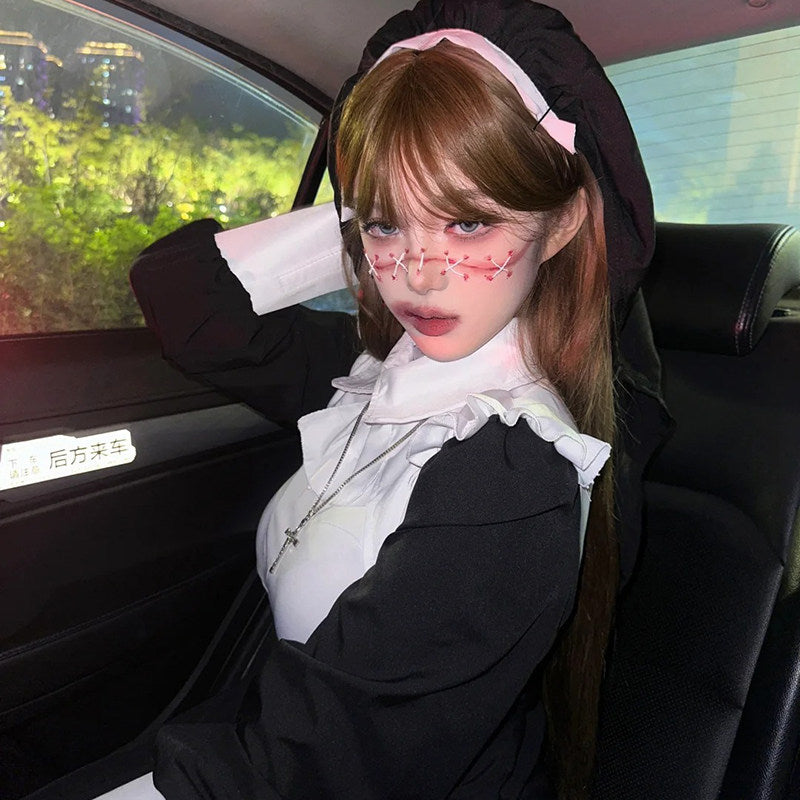 Adult female halloween costumes nun cosplay outfit in black and white fabric with lace collar and cross necklace accessory