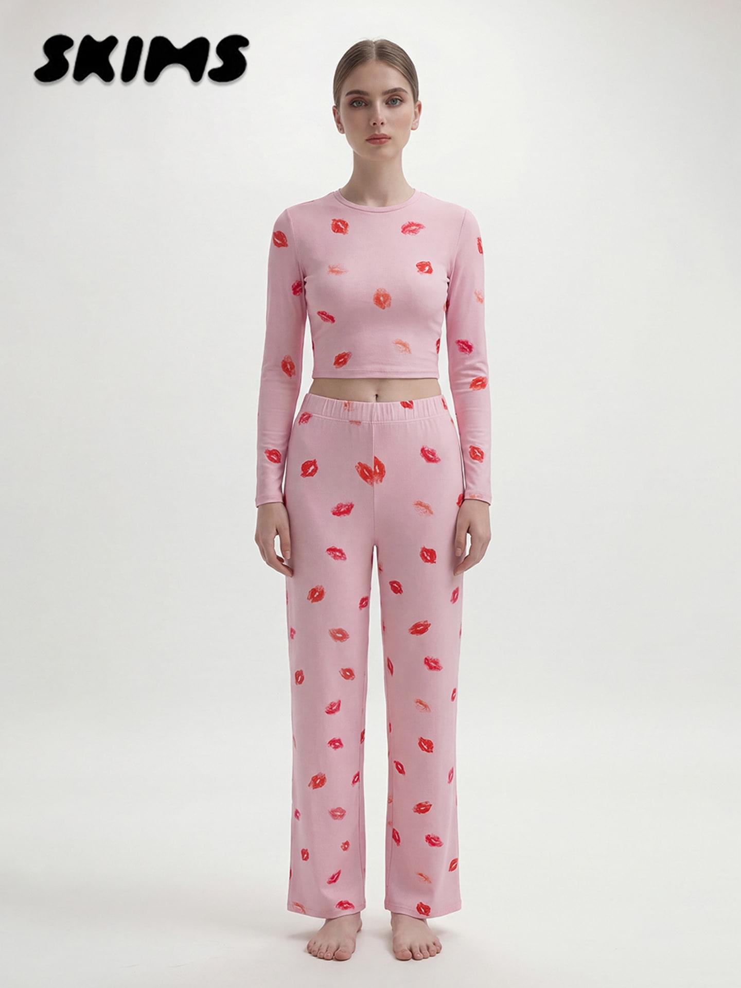 طقم Loungewear وردي ناعم بطبعة الشفاه للمنزل