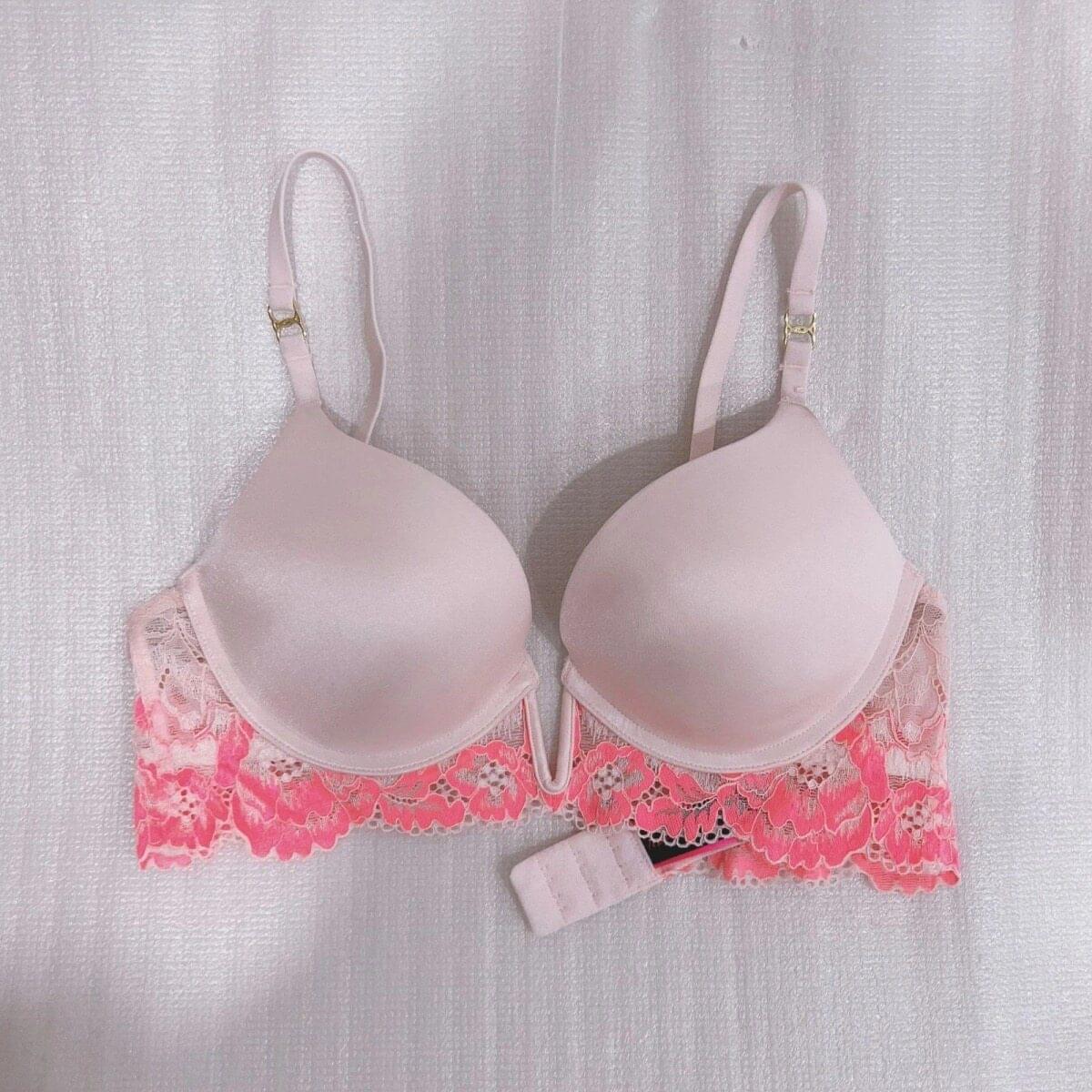 Bras بتصميم Plunge مع تفاصيل دانتيل باللون الوردي
