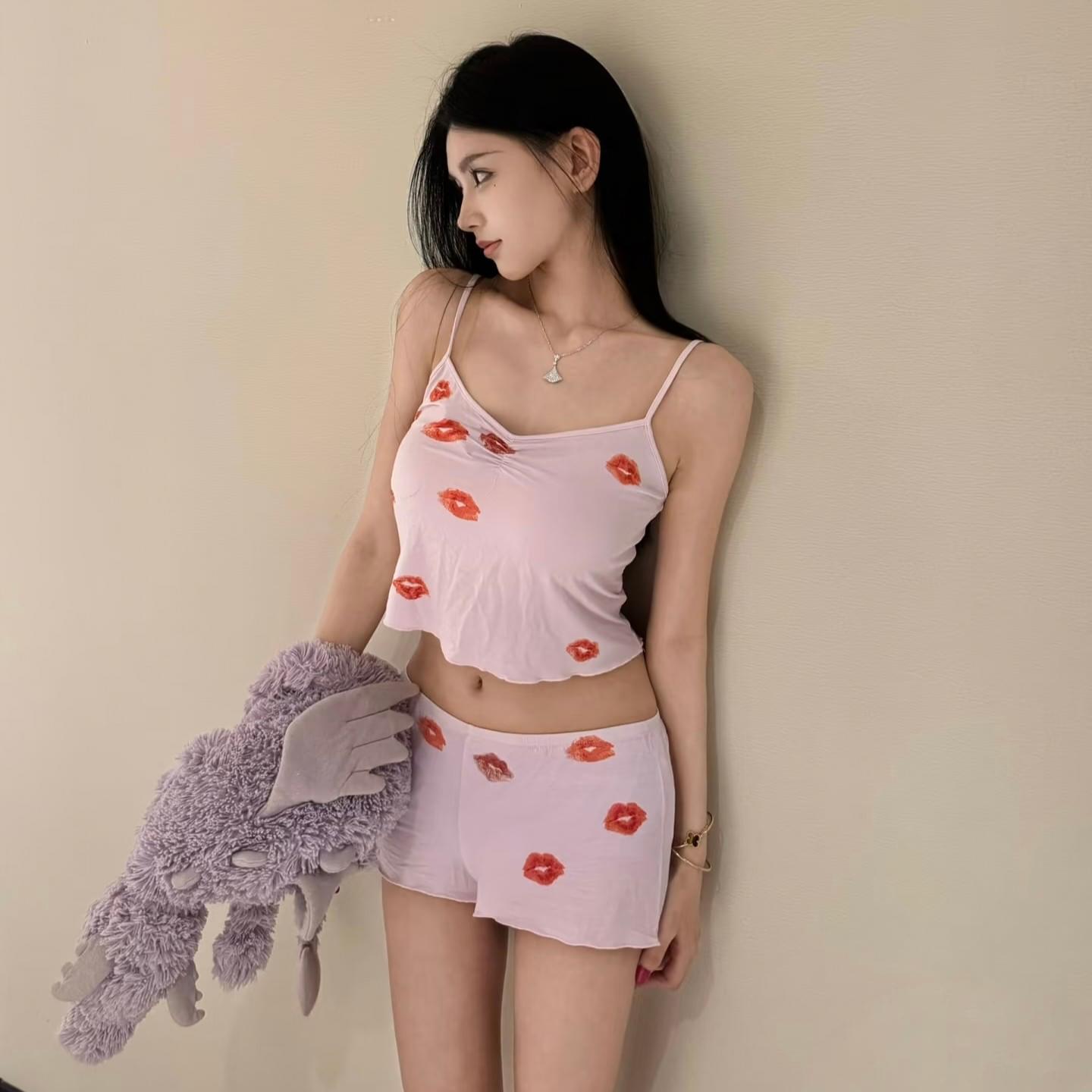 طقم Loungewear ناعم بطبعات القبلات والأنماط الشتوية