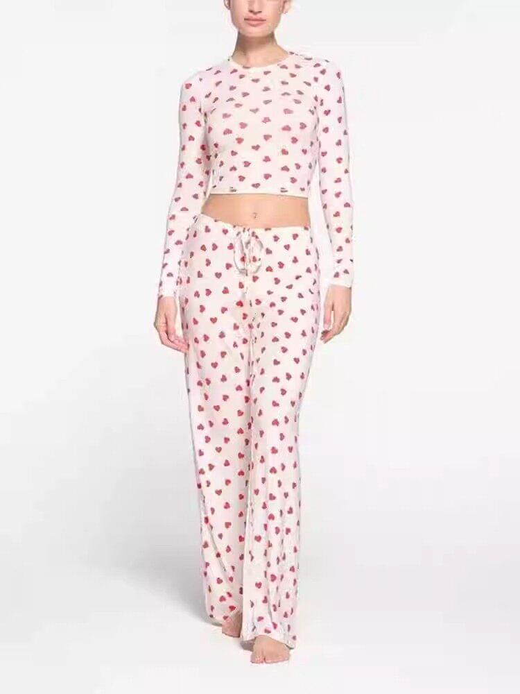طقم Loungewear مريح بنقشة قلوب حمراء جذابة