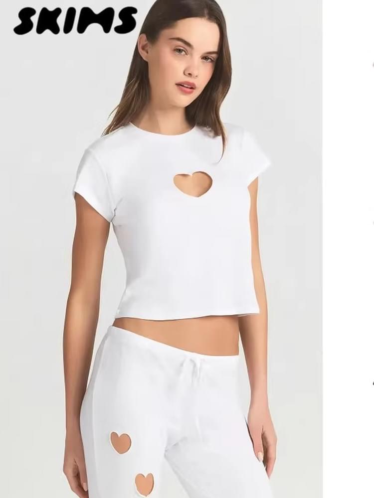 تيشيرت Loungewear ناعم بتصميم قلب مفرغ رقيق