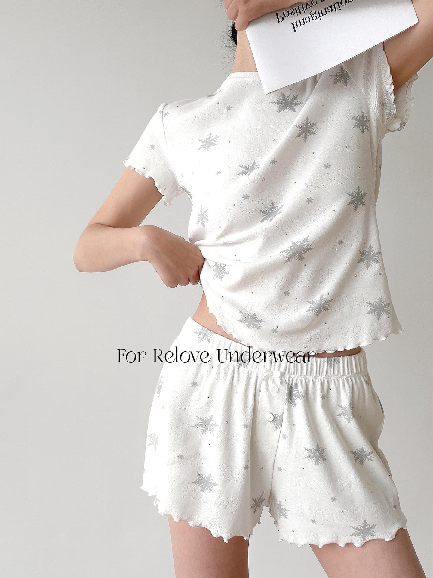 طقم Loungewear قطعتين أبيض بنقشة ندف الثلج الفضية