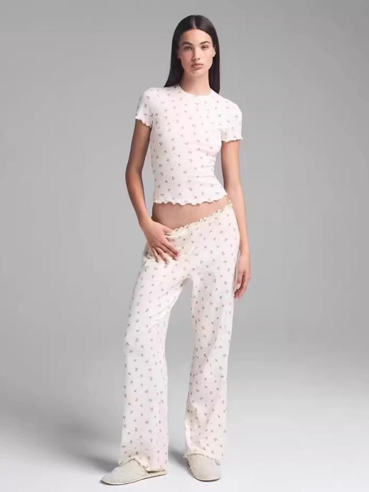 طقم Loungewear وردي ناعم بنقشة زهور رقيقة