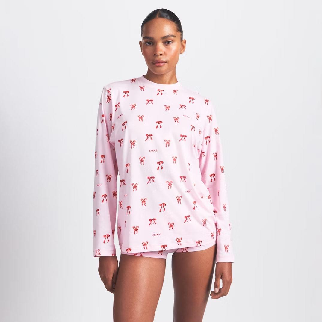 طقم Loungewear وردي ناعم بنقشة الفيونكات الحمراء