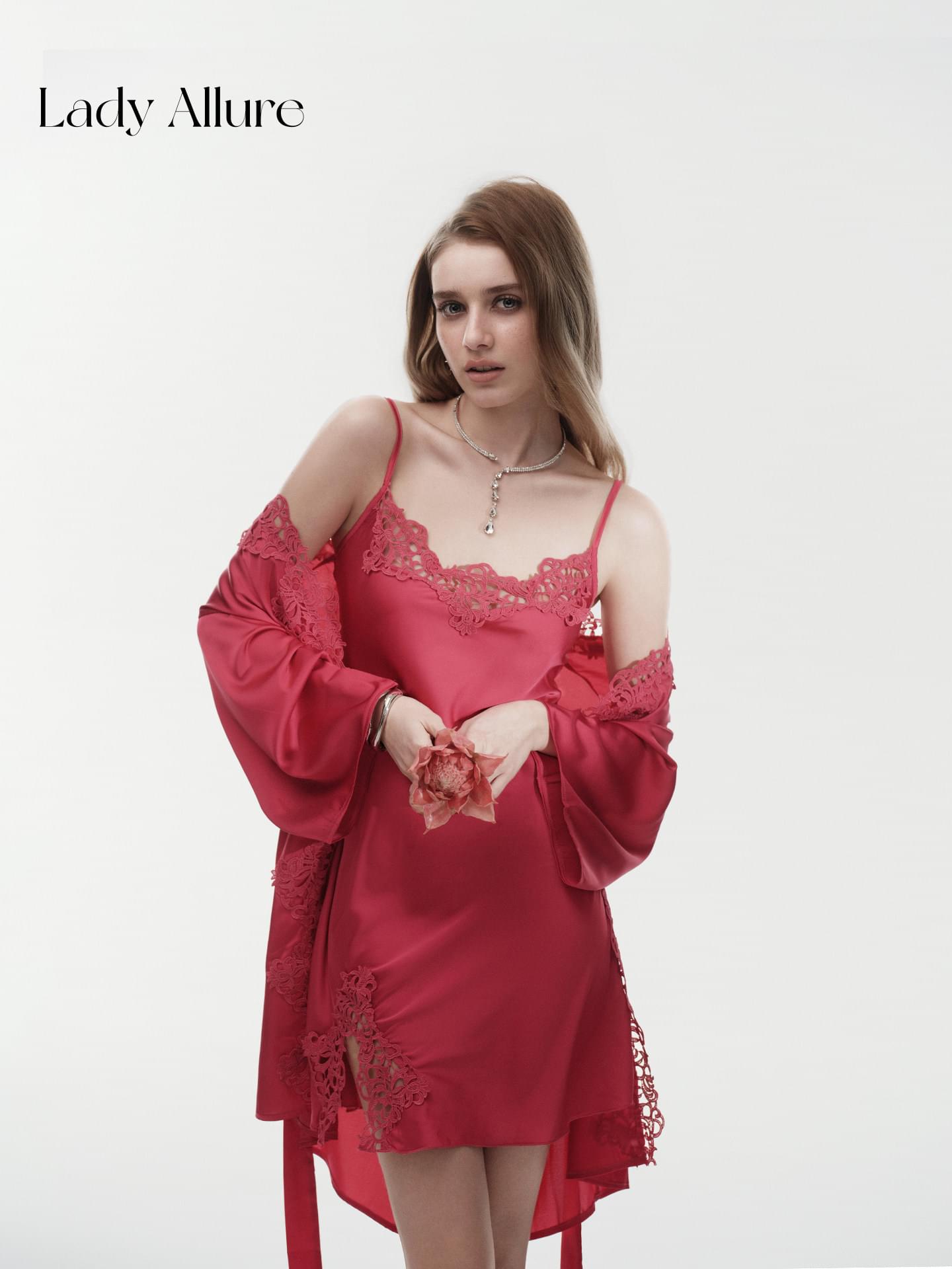 طقم Loungewear قطعتين قميص نوم وروب ستان مع Lace ناعم