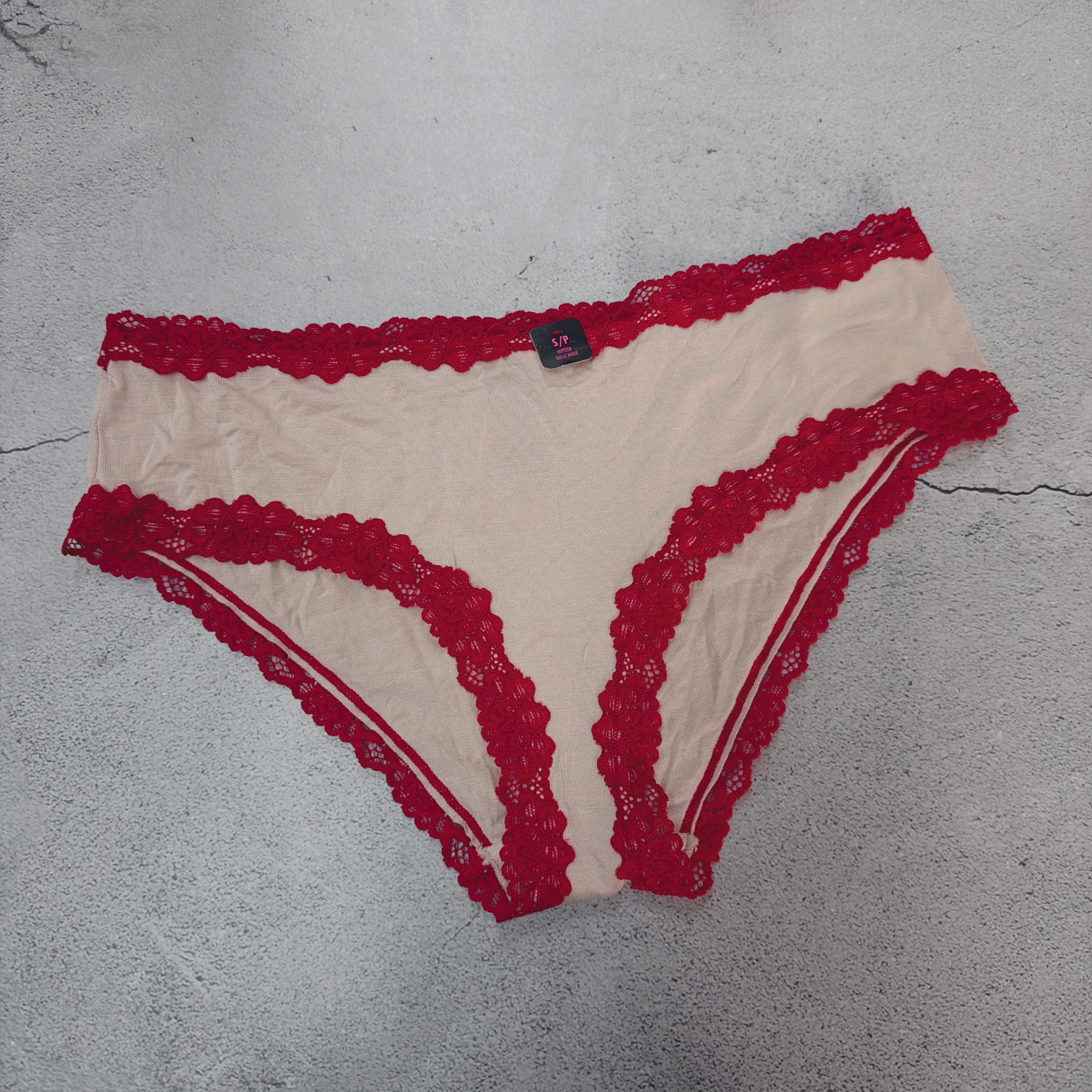 Panties كلاسيكية بلون نود مع أطراف دانتيل أحمر جذاب