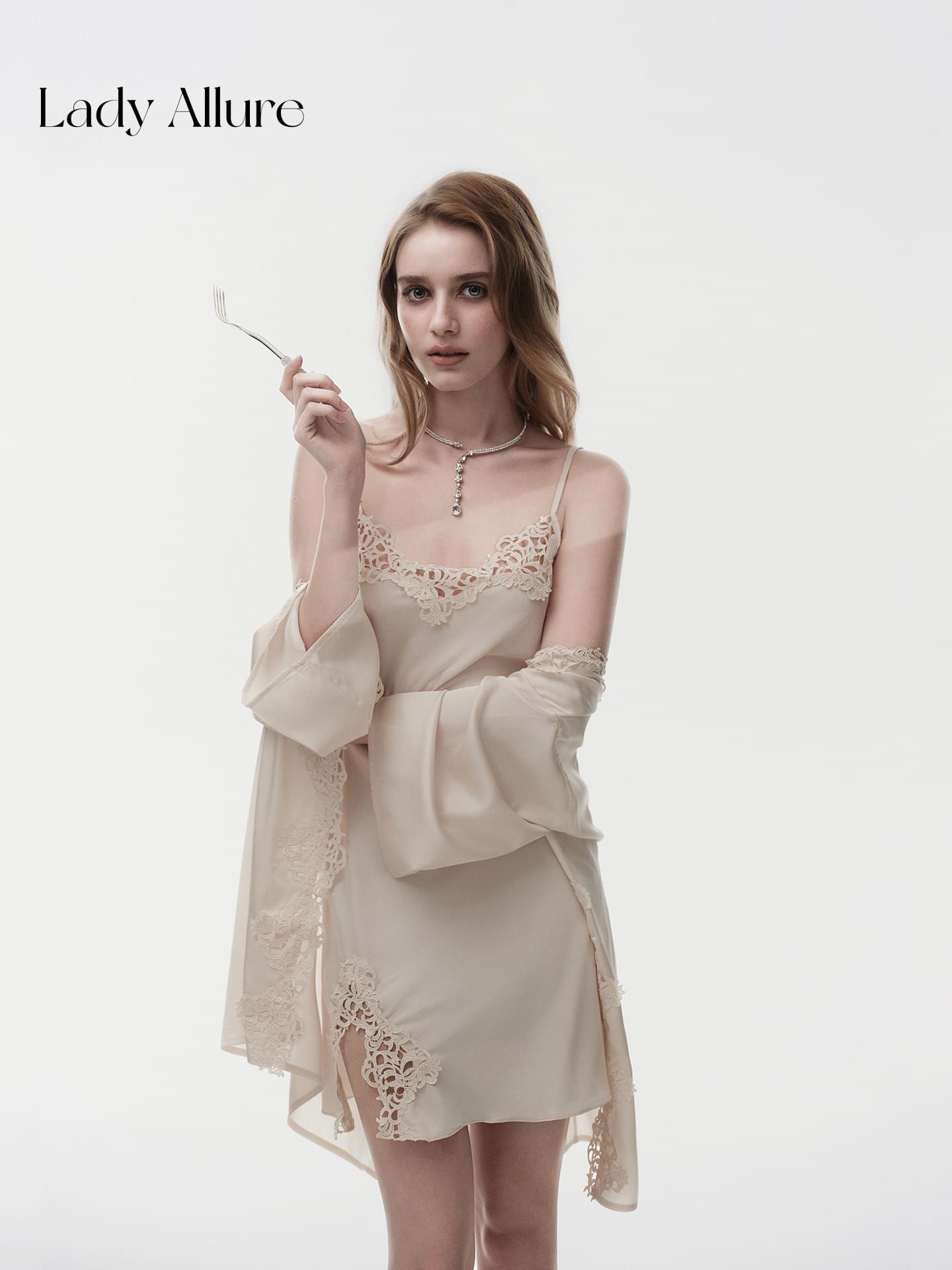 طقم Loungewear قطعتين قميص نوم وروب ستان مع Lace ناعم