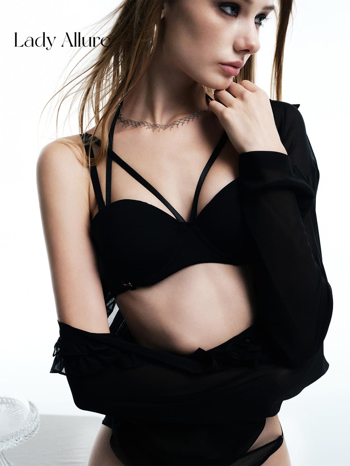 Bras سوداء بتصميم سيور جذابة ومتقاطعة