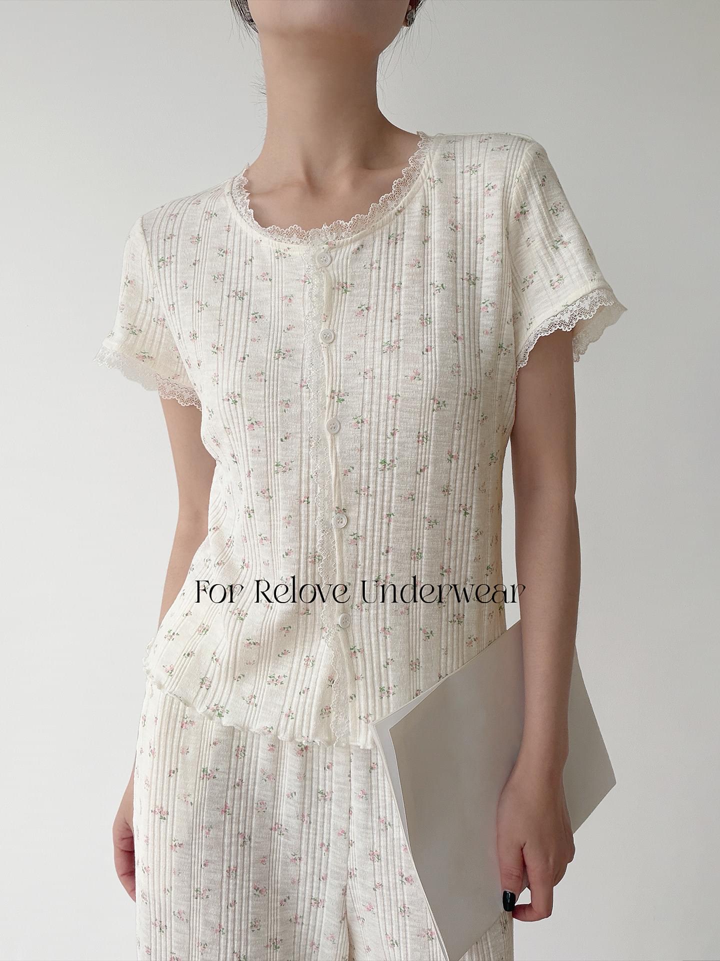 طقم Loungewear بنقشة زهور رقيقة وتفاصيل دانتيل
